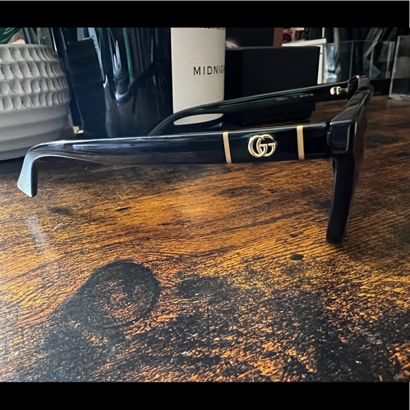 Barely worn black Gucci sunglasses with original case and cloth - Picture 4 of 5